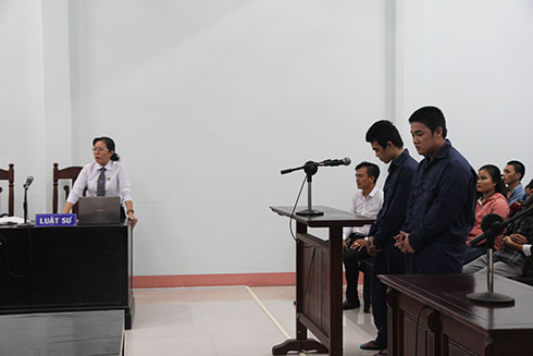 Giật điện thoại, 2 bị cáo lãnh án