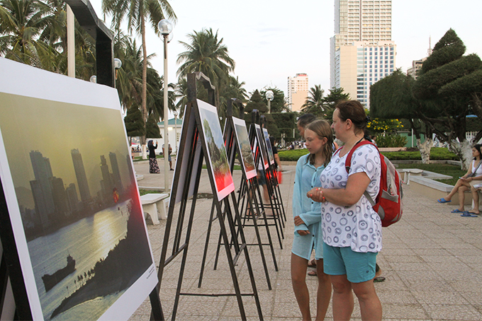 Foreign tourists visiting photo exhibition