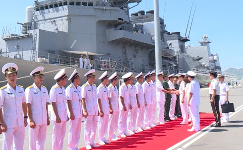 Lễ đón đoàn thủy thủ tại cảng.
