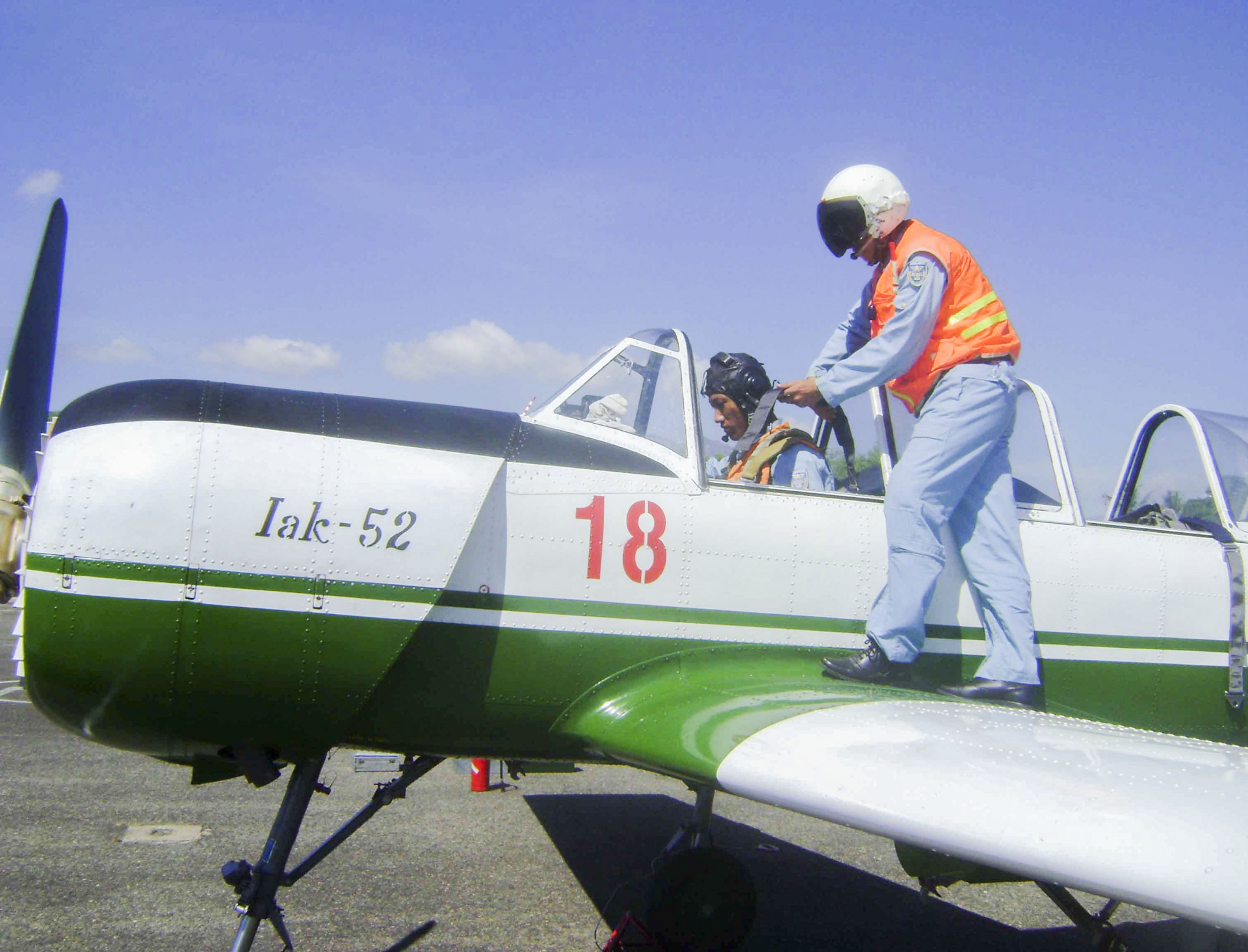 Máy bay Iak - 52 tại Trung đoàn 920 thời còn ở sân bay Nha Trang.