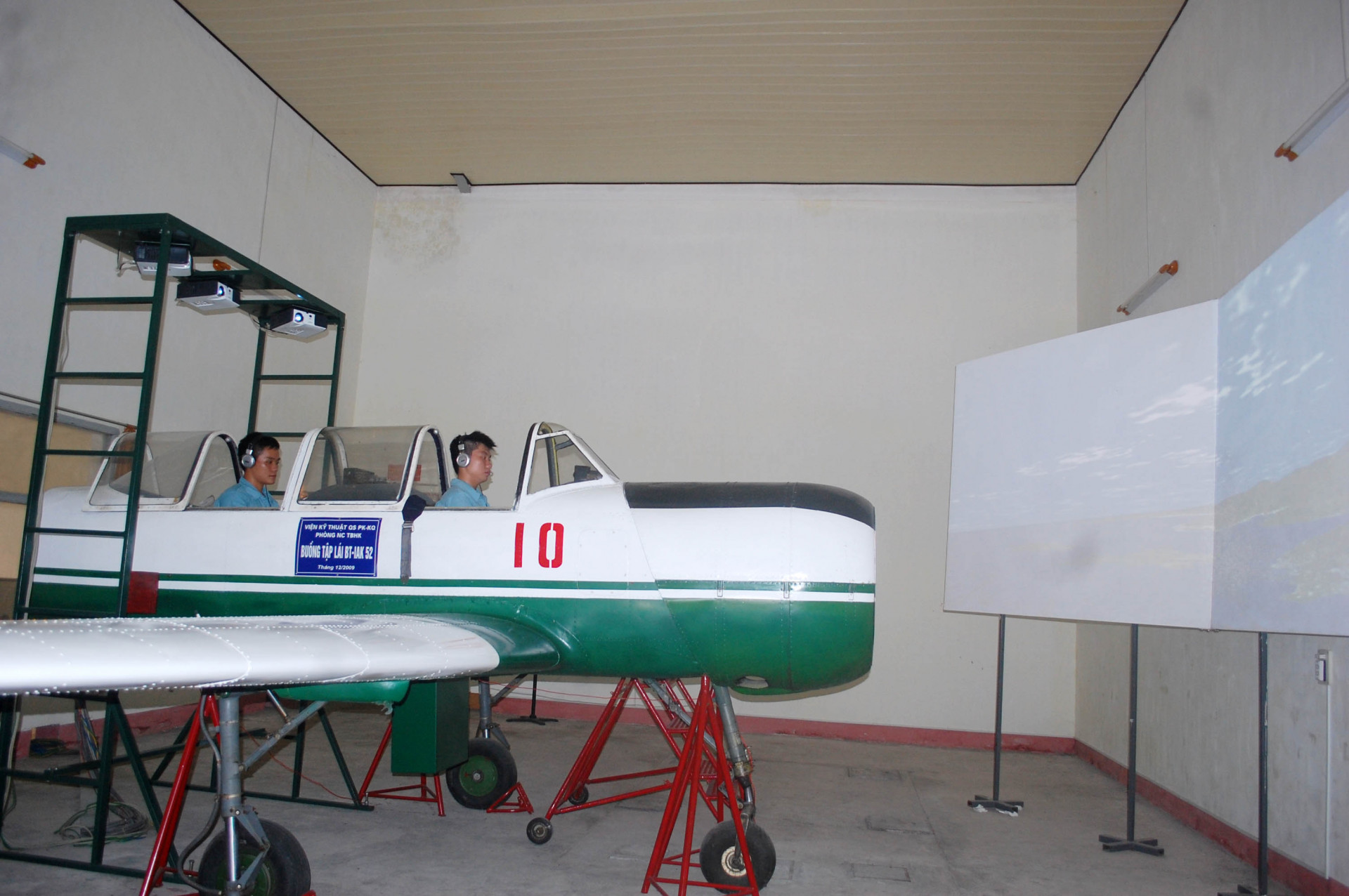 Mô hình huấn luyện máy bay Iak - 52 giành cho học viên trước khi bay thật.
