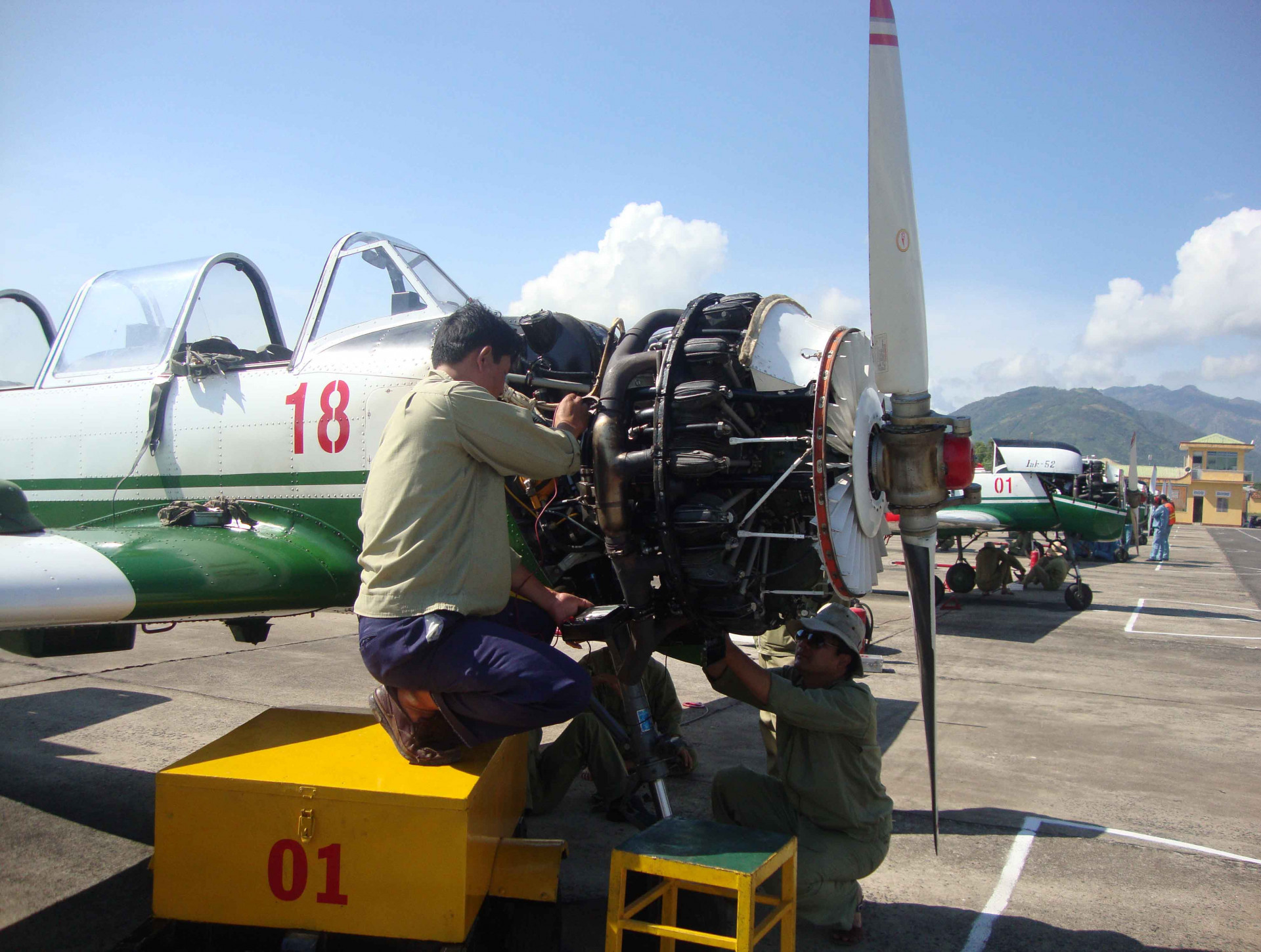 Kiểm tra tình trạng kỹ thuật Iak - 52 trước khi bay.