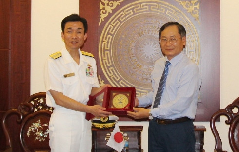 Ông Nguyễn Đắc Tài tặng quà lưu niệm cho Thiếu tướng Egawa Hiroshi.