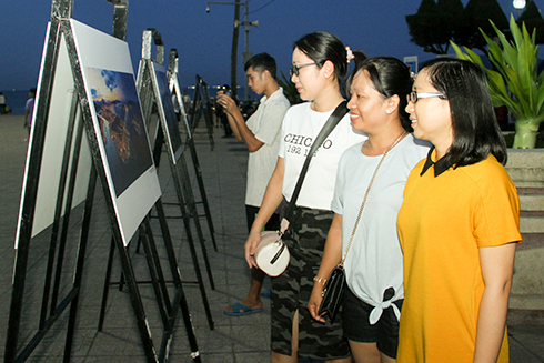 Công chúng Nha Trang xem các bức ảnh tại triển lãm.