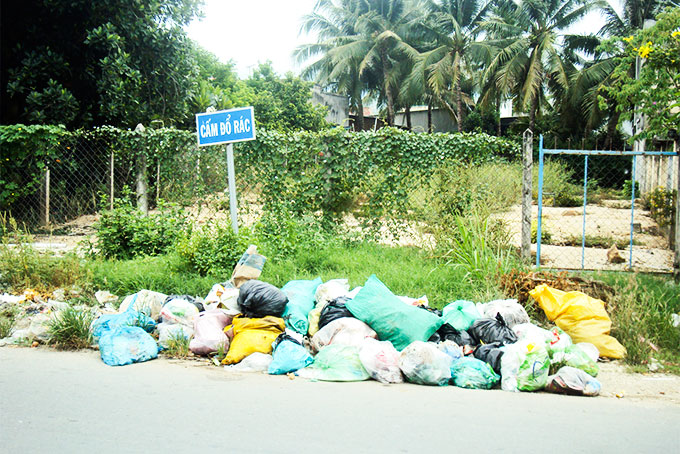 Cấm nhưng vẫn đổ rác