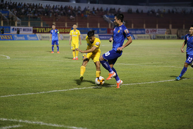 Các cầu thủ đội bóng Sanna Khánh Hòa-Biển Việt Nam thi đấu trên sân nhà.