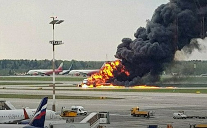 Hiện trường chiếc máy bay chở khách Sukhoi Superjet 100 của Hãng hàng không Nga Aeroflot gặp sự cố và bốc cháy sau khi hạ cánh hồi tháng trước khiến 41 người thiệt mạng,
