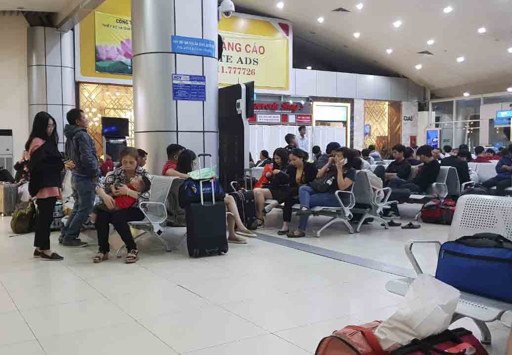 Khách đi máy bay tại sân bay Cam Ranh.