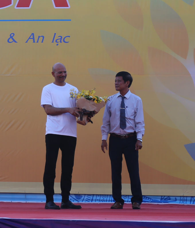 Leader of Khanh Hoa Provincial Department of Culture and Sports offering flower to Jeevan Chandra Kandpal