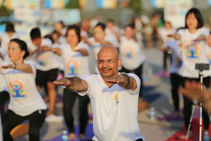 Jeevan Chandra Kandpal performing yoga at event