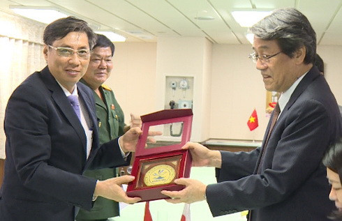 Ông Lê Đức Vinh (bên trái) tặng quà lưu niệm cho ngài Umeda Kunio.