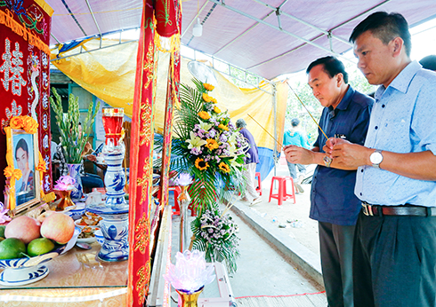 Ông Lê Tấn Bản (bên phải) chia buồn với gia đình người tử nạn
