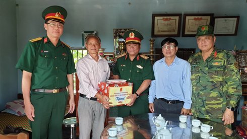 Trung tướng Lê Văn Hoàng trao quà tặng gia đình Mẹ Việt Nam Anh hùng Nguyễn Thị Đắc.