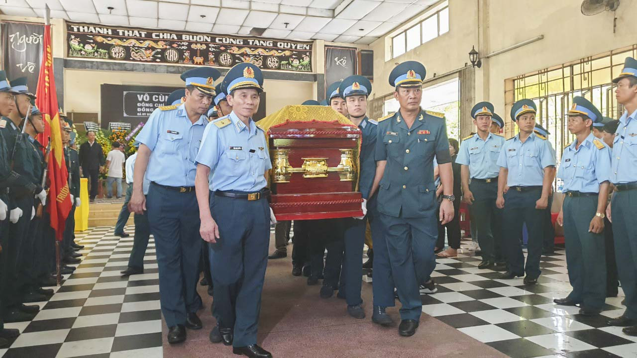 Lãnh đạo Quân chủng và Trường Sĩ quan không quân tiễn đưa linh cữu thiếu úy Đào Văn Long.