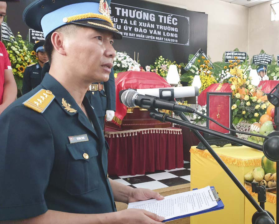 Ban tổ chức lễ tang đọc lời điếu tại lễ truy điệu hai phi công.