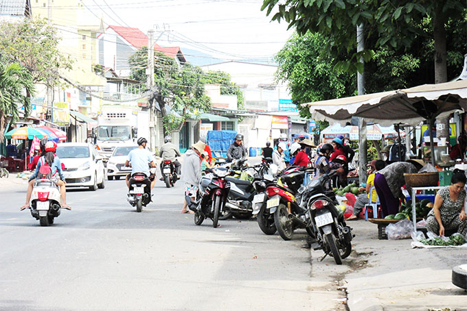 Họp chợ lấn chiếm lòng, lề đường