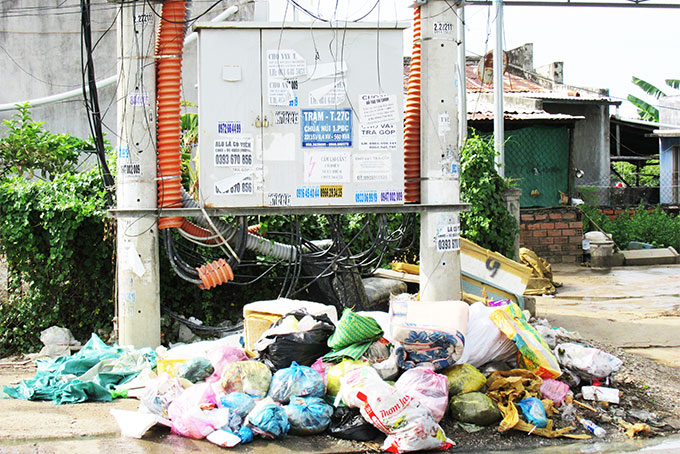 Bỏ rác thải dưới trạm điện