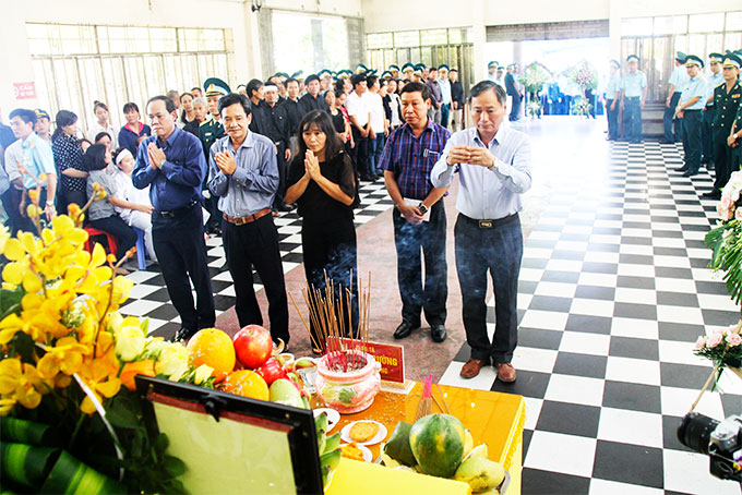 Lãnh đạo tỉnh viếng hai phi công hy sinh khi đang làm nhiệm vụ