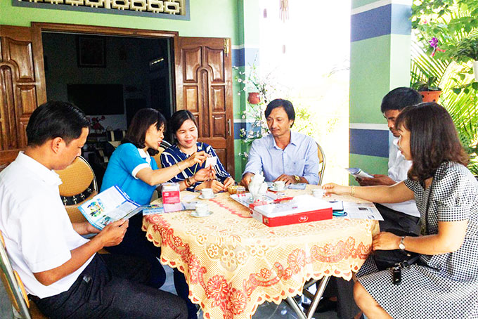 Các thành viên Câu lạc bộ Phụ nữ phòng, chống bạo lực gia đình xã Ninh Trung,  thị xã Ninh Hòa tuyên truyền tại nhà dân. Ảnh: Minh Thiết 