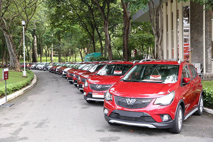 Tại TPHCM, VinFast cũng tiến hành giao hàng trăm xe cho khách hàng tại Dinh Thống Nhất.