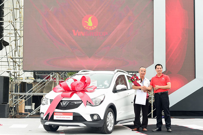 Nhiều khách hàng có mặt từ sớm, phấn khích khi trở thành chủ nhân của chiếc xe thương hiệu Việt đầu tiên.