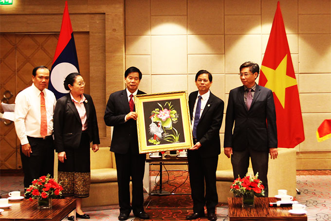 Ông Nguyễn Tấn Tuân tặng quà lưu niệm cho đồng chí Sin-la-vông Khút-phay-thủn. 