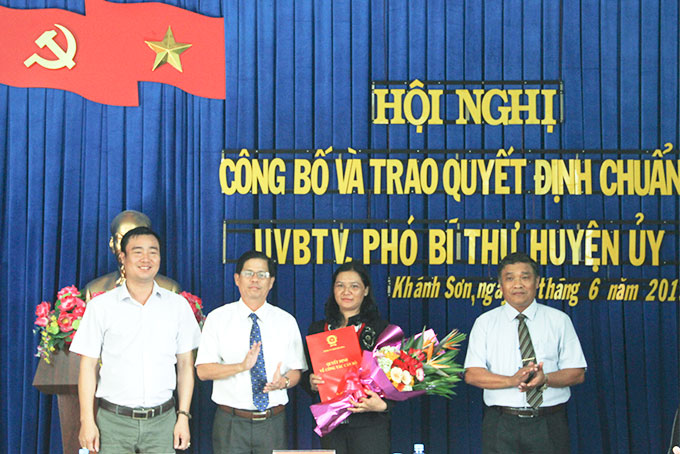 Nguyễn Tấn Tuân - Phó Bí thư Thường trực Tỉnh ủy, Chủ tịch HĐND tỉnh trao quyết định cho bà Mấu Thị Thị. 