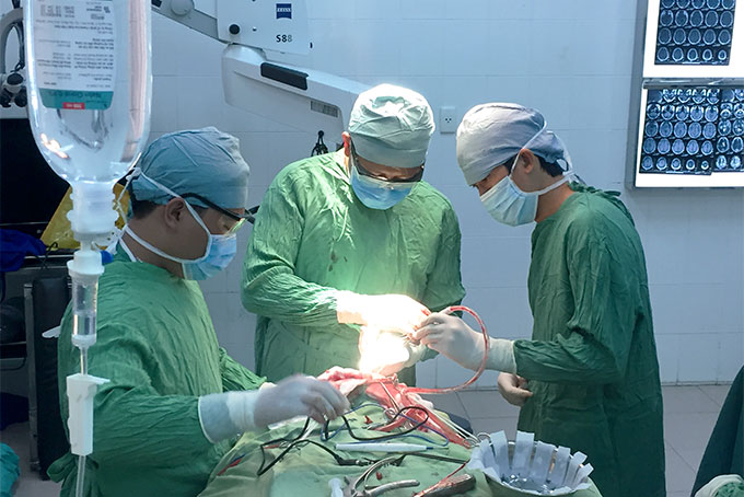 Các bác sĩ Bệnh viện Đa khoa tỉnh phẫu thuật u não cho bệnh nhân.