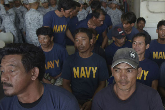 Các thuyền viên Philippines trên con tàu bị đâm chìm (Ảnh: AP)