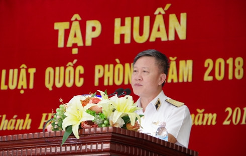 Chuẩn Đô đốc Nguyễn Văn Lâm truyền đạt những nội dung của Luật Quốc phòng 2018.