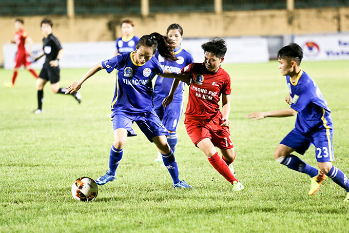 Trận đấu giữa các cầu thủ Phong Phú Hà Nam gặp Than khoáng sản Việt Nam ở lượt trận thứ 3. 