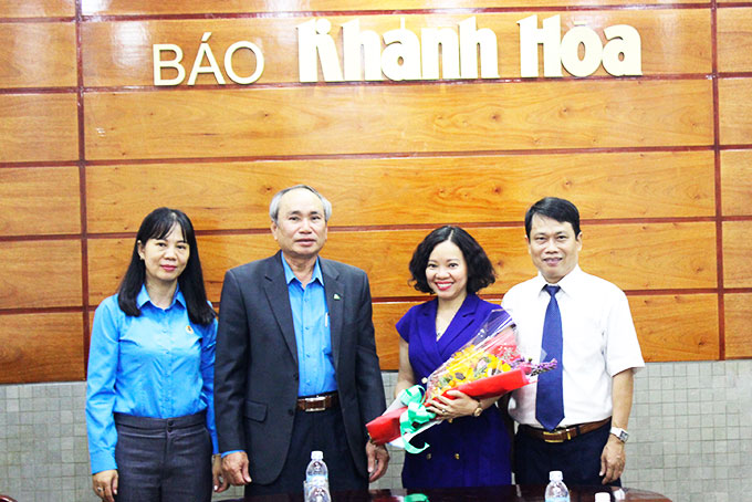 Đại diện Liên đoàn Lao động tỉnh  thăm, chúc mừng tại Báo Khánh Hòa.