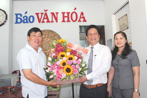 Ông Hồ Văn Mừng thăm, chúc mừng tại Văn phòng đại diện Báo Văn Hóa tại Khánh Hòa.