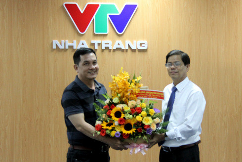  Ông Nguyễn Tấn Tuân tặng hoa cho Trung tâm Truyền hình Việt Nam tại Nha Trang 