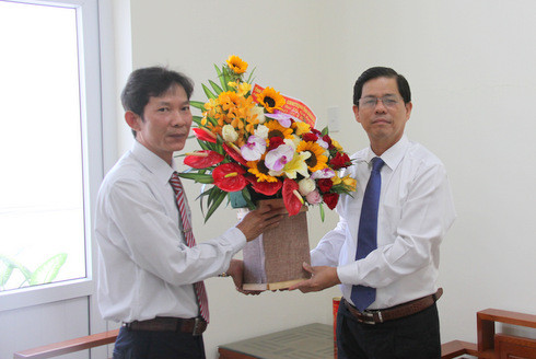 Ông Nguyễn Tấn Tuân tặng hoa chúc mừng Cơ quan thường trú Thông tấn xã Việt Nam tại Khánh Hòa 