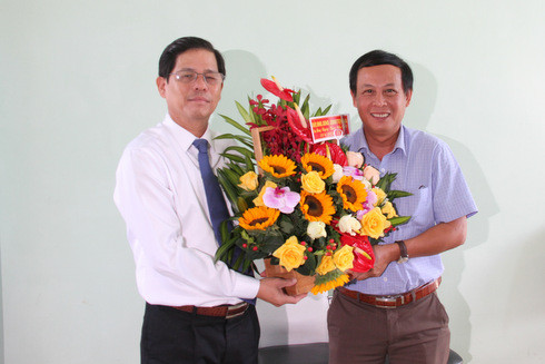  Ông Nguyễn Tấn Tuân tặng hoa cho Văn phòng đại diện báo Người lao động 