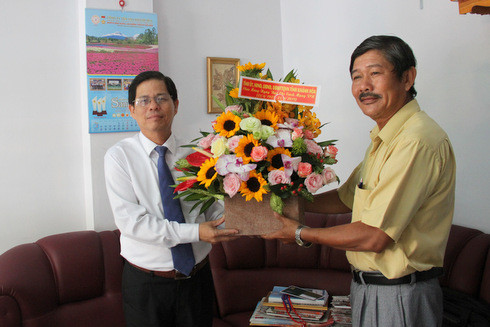  Ông Nguyễn Tấn Tuân tặng hoa cho phóng viên thường trú báo Nhân dân tại Khánh Hòa