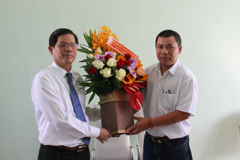  Ông Nguyễn Tấn Tuân tặng hoa cho phóng viên thường trú báo Pháp Luật TP.HCM tại Khánh Hòa
