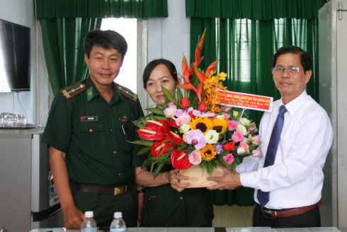 Ông Nguyễn Tân Tuân tặng hoa cho các nhà báo của Văn phòng đại diện Báo Biên phòng
