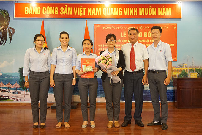 Ông Trần Xuân Lãm trao quyết định và tặng hoa cho Chi bộ Công ty TNHH Long Sinh. 