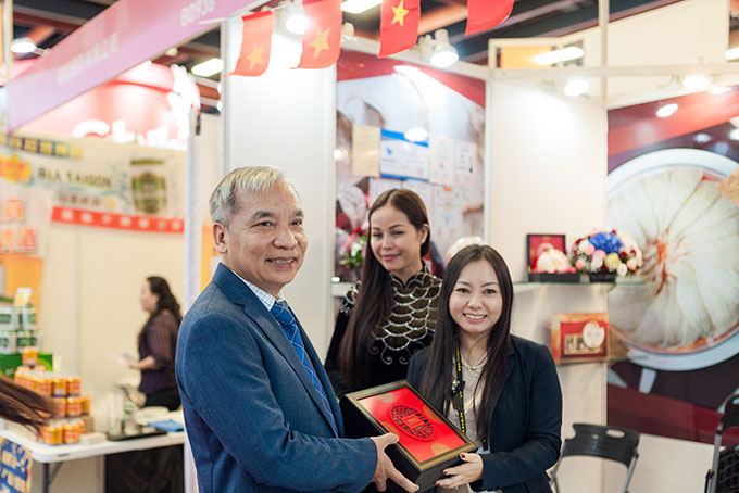 Ông Nguyễn Anh Dũng - Chủ nhiệm Văn phòng Kinh tế và Văn hóa Việt Nam tại Đài Bắc tới thăm gian hàng 