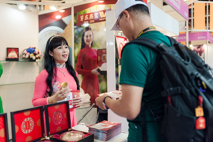 Khách Đài Loan hứng thú tìm hiểu các sản phẩm yến sào và yến chất tại Hội chợ.