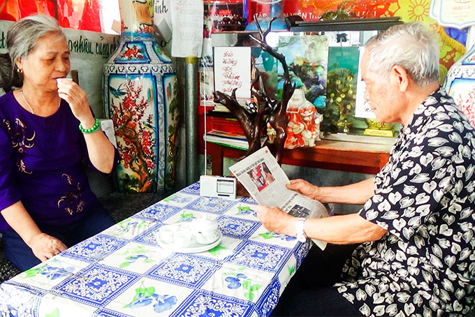 Vợ chồng ông Nguyễn Xuân Từ (thị trấn Khánh Vĩnh) có thói quen ngồi nghe tin tức thời sự  qua sóng radio và đọc báo mỗi buổi sáng.  