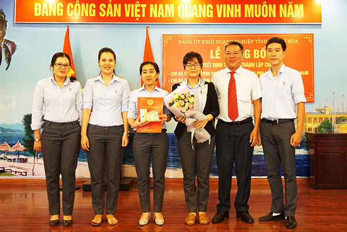Đồng chí Trần Xuân Lãm trao quyết định và tặng hoa cho  Chi bộ Công ty TNHH Long Sinh. 