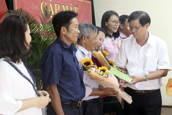 Ông Nguyễn Tấn Tuân trao hoa và quà cho các cá nhân có nhiều tin, bài viết cho Trang thông tin điện tử Tỉnh ủy Khánh Hòa