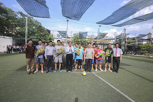 Leaders of Khanh Hoa Province and provincial Journalists’ Association offering flowers and flags to teams