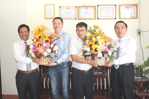Ông Hồ Văn Mừng và lãnh đạo Sở Thông tin và Truyền thông tặng hoa, chúc mừng Văn phòng đại diện Báo Nhi đồng và Văn phòng đại diện Báo Lao động và Xã hội.
