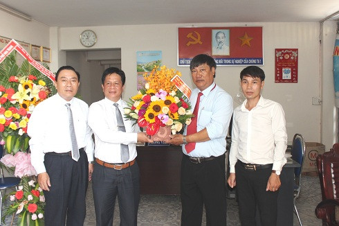 Ông Hồ Văn Mừng tặng hoa, chúc mừng Văn phòng đại diện Báo Đại Đoàn Kết.