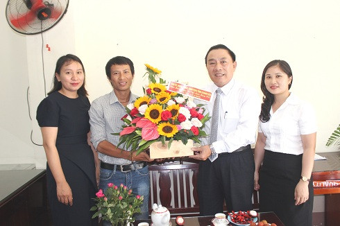 Lãnh đạo Sở Thông tin và Truyền thông tặng hoa, chúc mừng phóng viên thường trú Báo Lao Động.