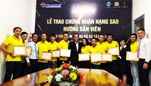 Lãnh đạo Vietravel Chi nhánh Nha Trang trao chứng nhận hạng sao cho hướng dẫn viên. 